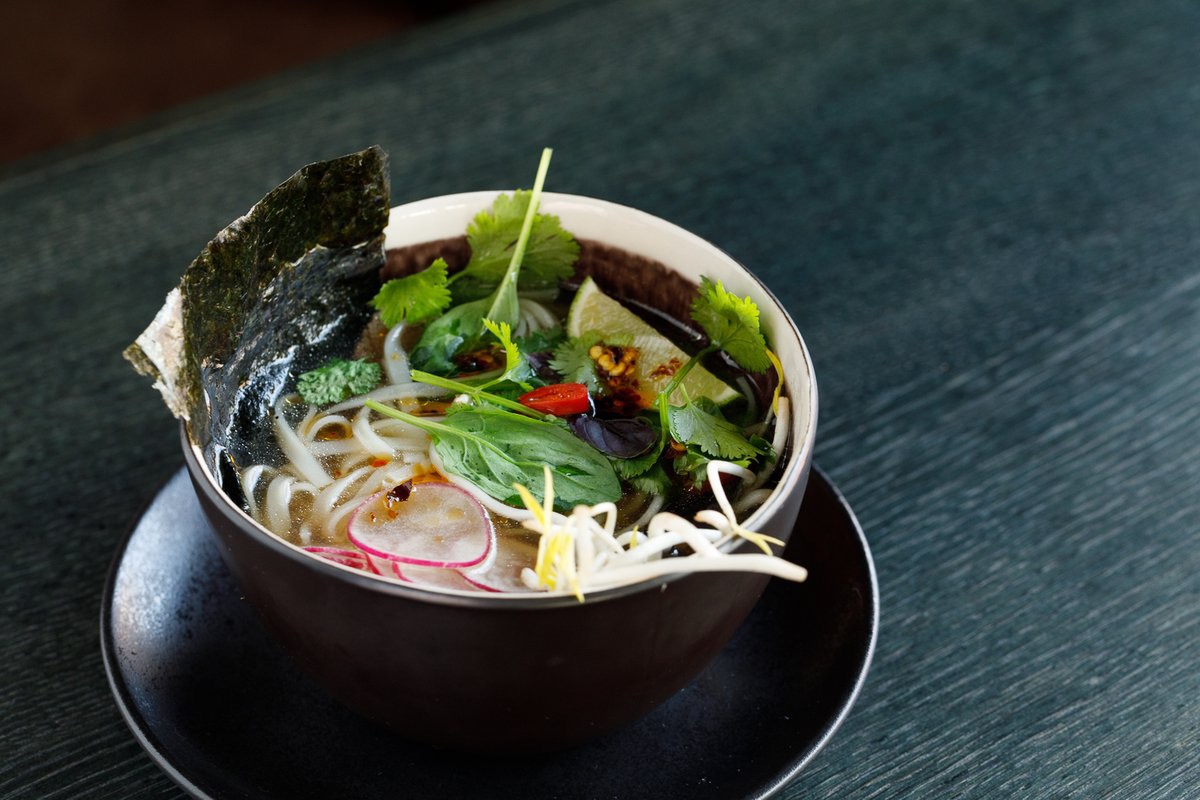 Fo bo soup based on chicken bouillon with rice noodles, beef and greens<br>420 g.