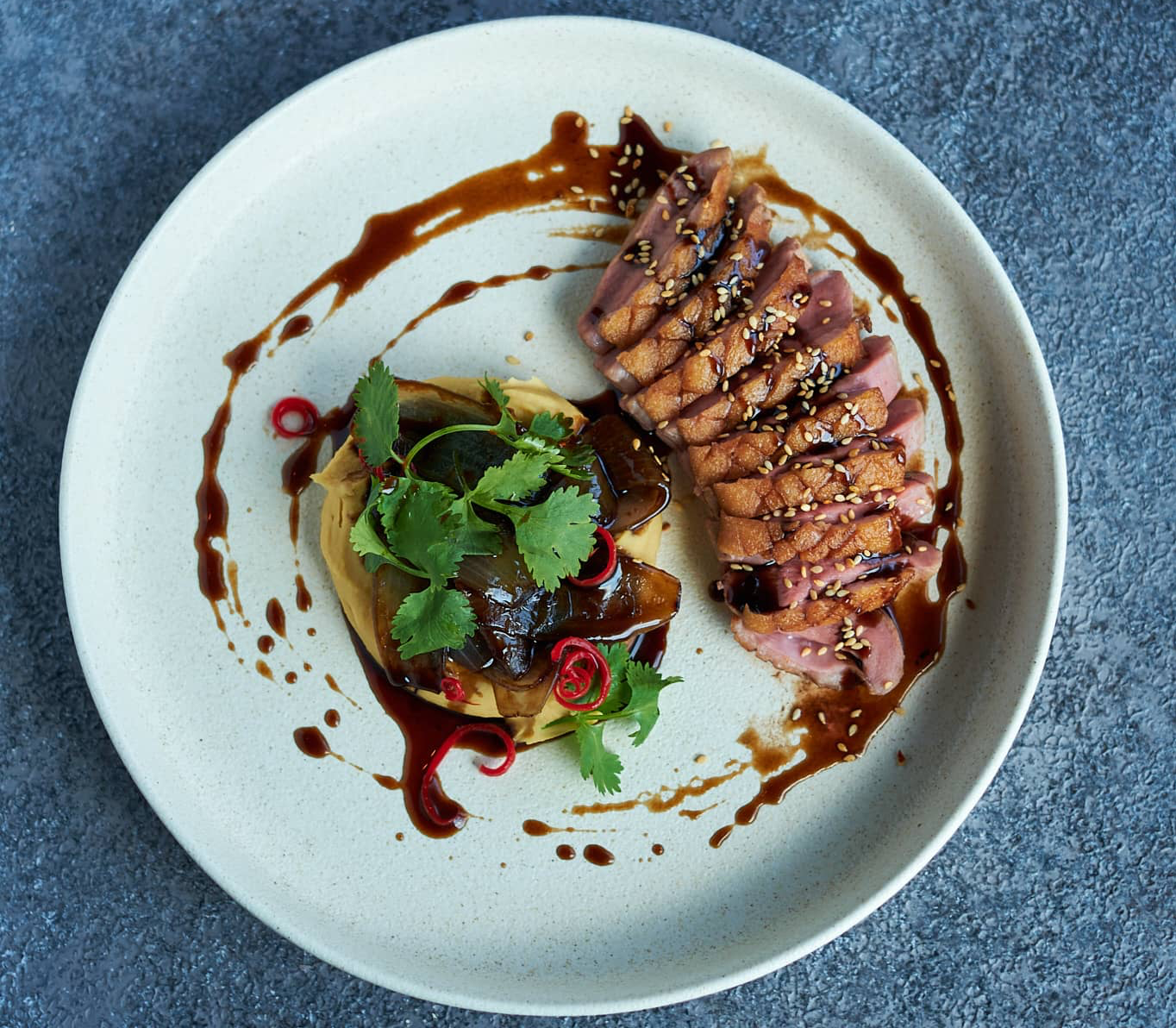 Duck fillet with hummus, glazed onion and pomegranate sauce<br>380 g.