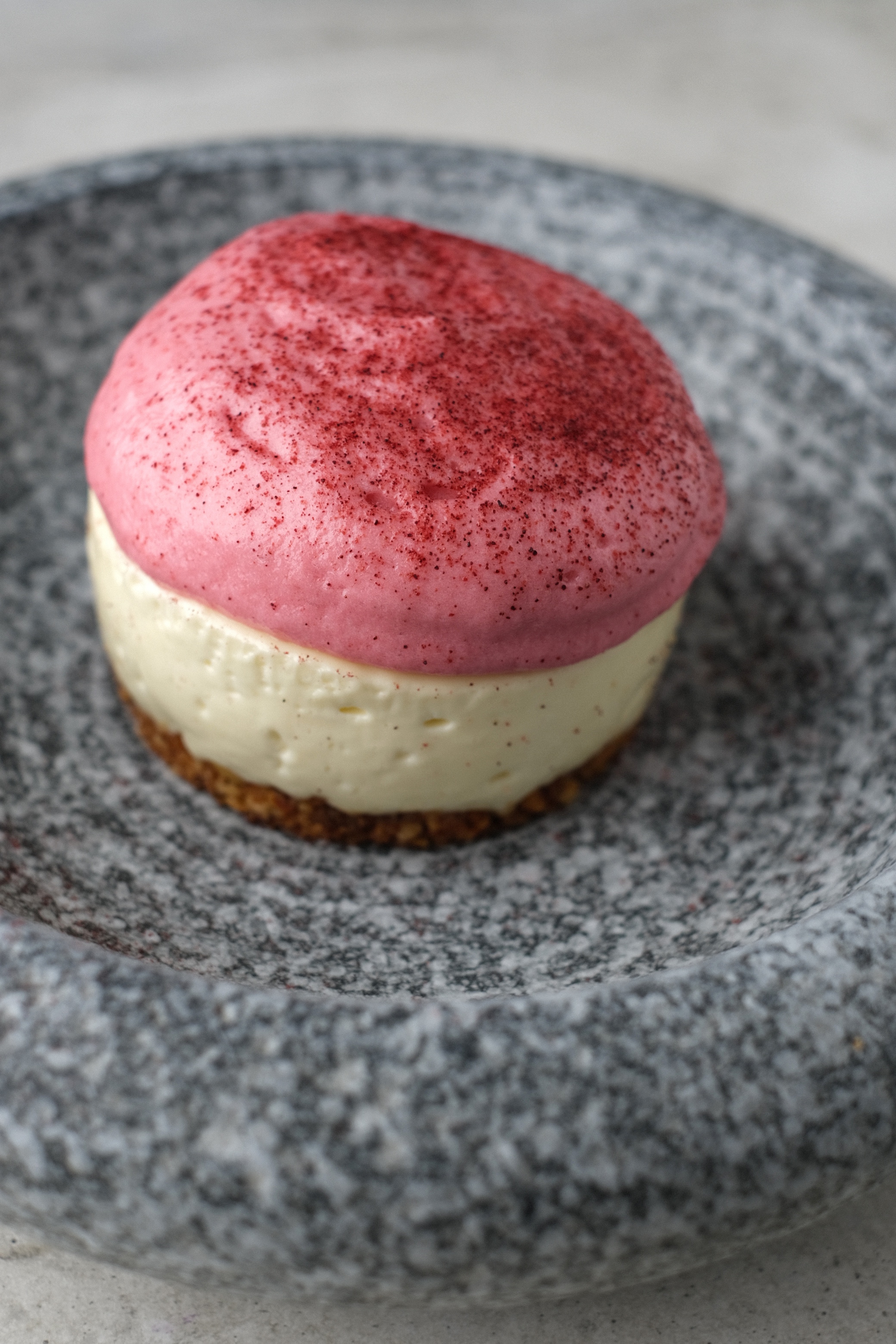 Cheesecake with white chocolate and red currant foam<br>180 гр.