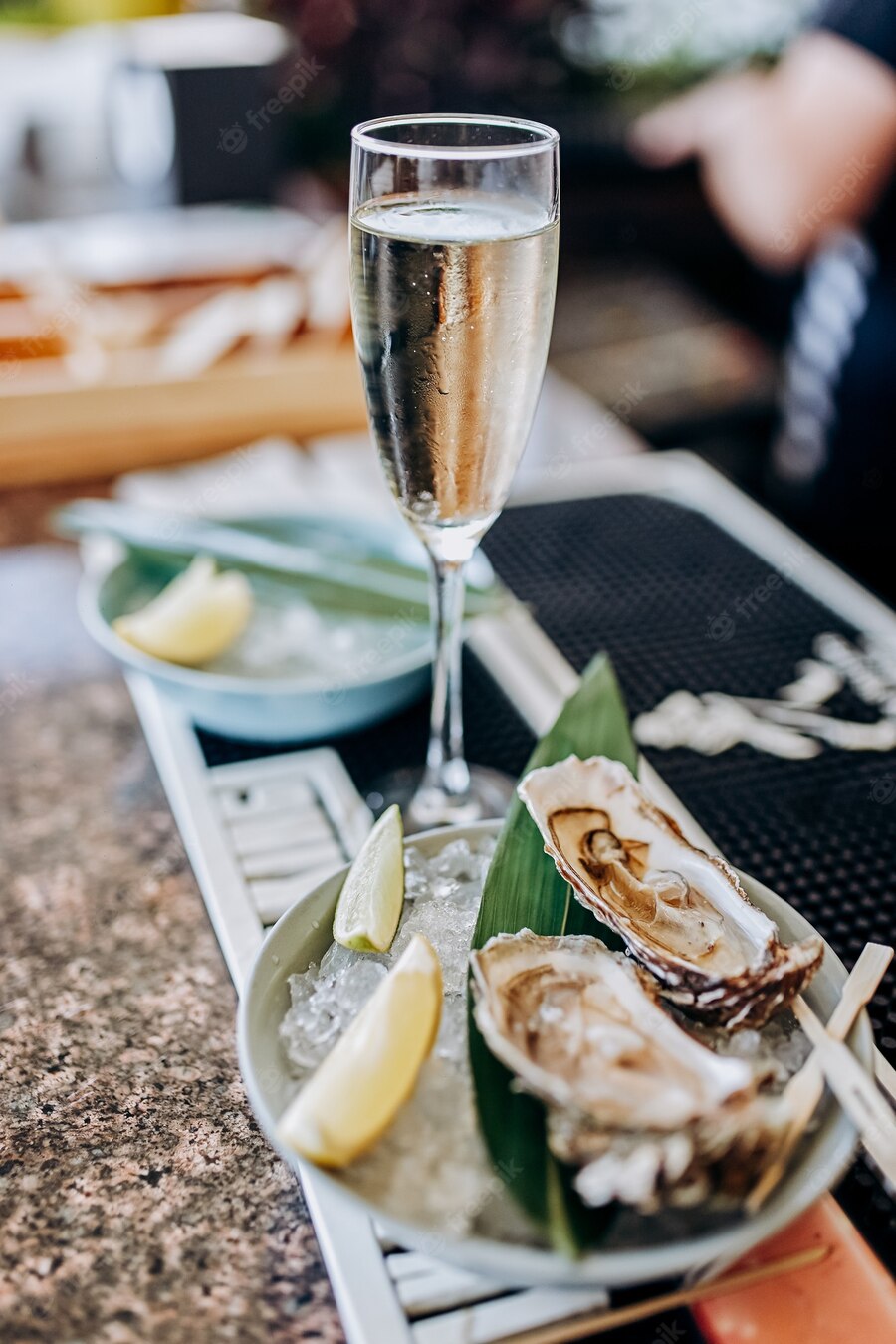 <span style="font-weight: 700;">Two oysters Isigny and a glass of sparkling wine</span><br>