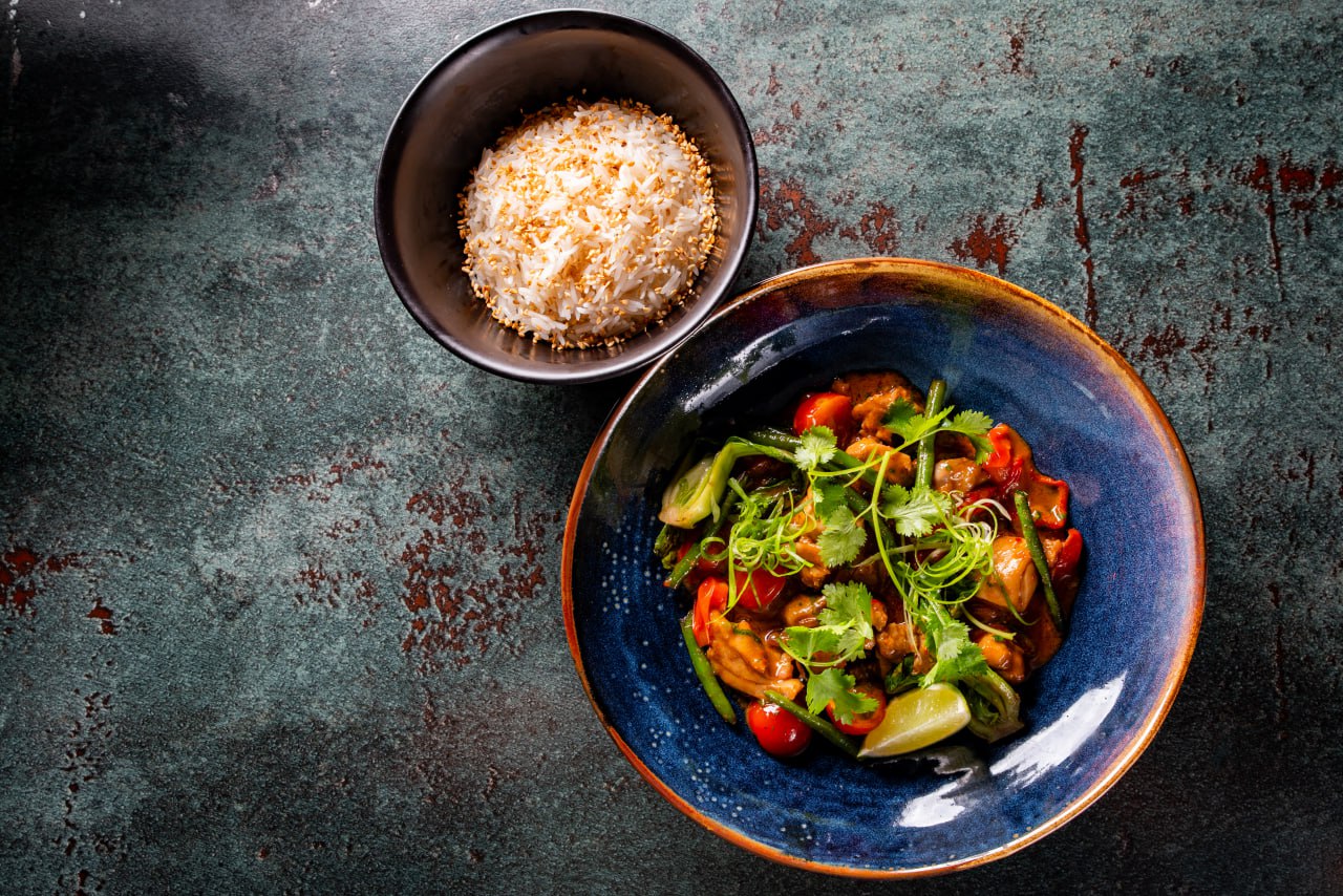 Curry chicken with pak choy, asparagus beans, cherry tomatoes and basmati rice<br>450 g.