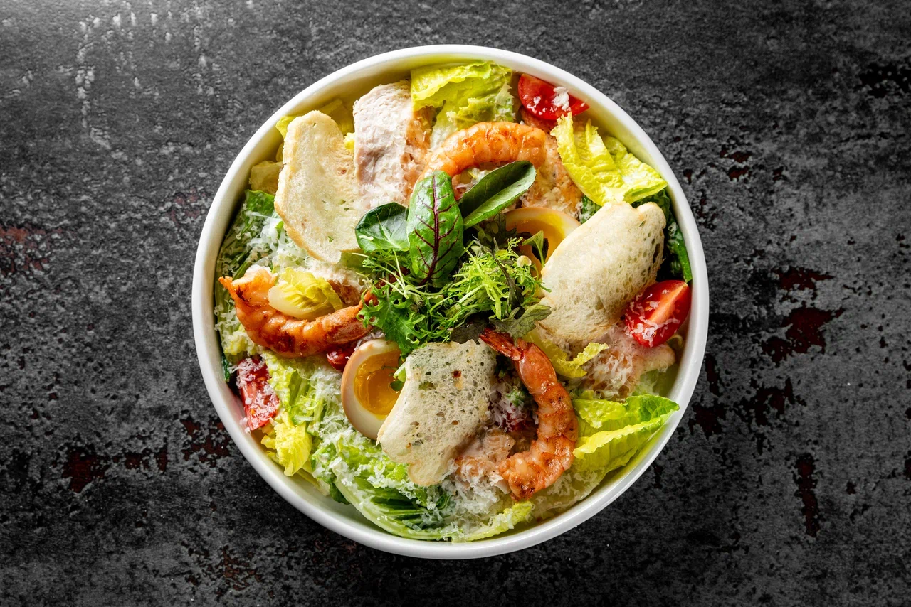 Caesar salad with shrimp, chicken and marinated egg<br>230 g.