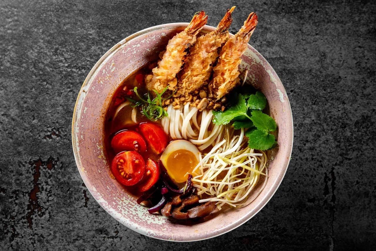 Ramen curry with tempura shrimp, beef and tomatoes<br>500 g.