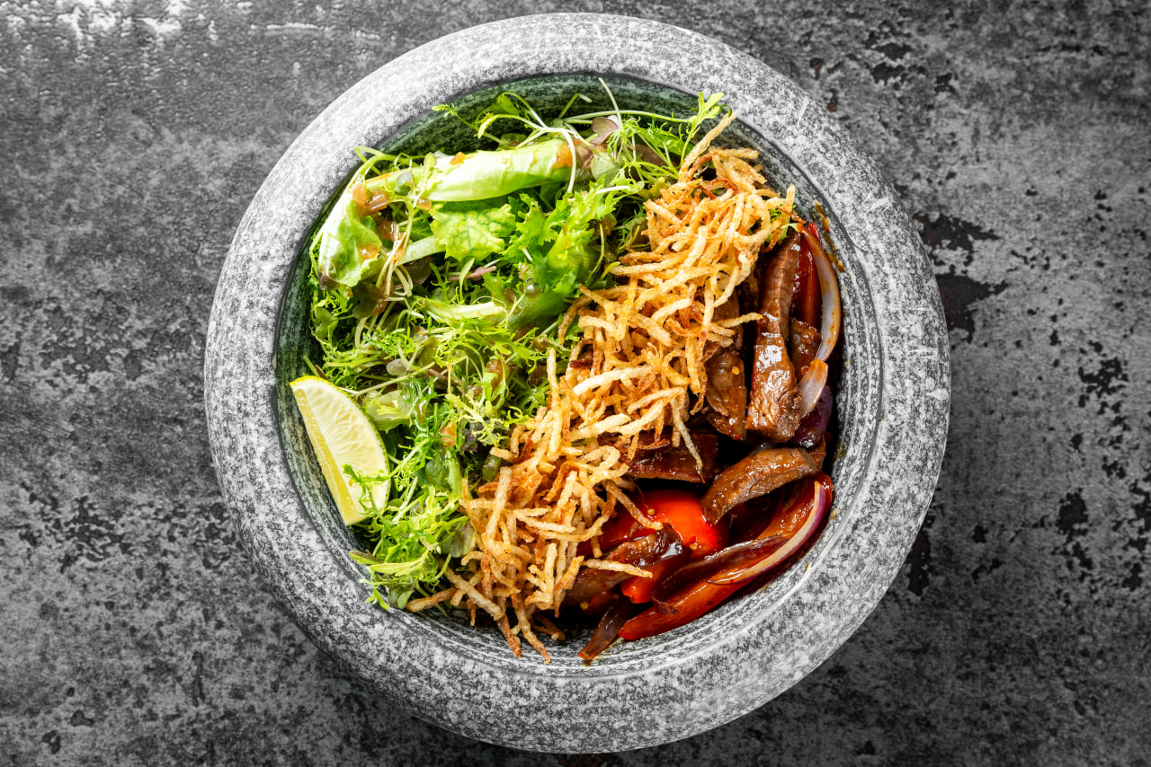 Warm salad with beef, mix salad, vegetables and sichuan stir-fried potatoes<br>230 g.