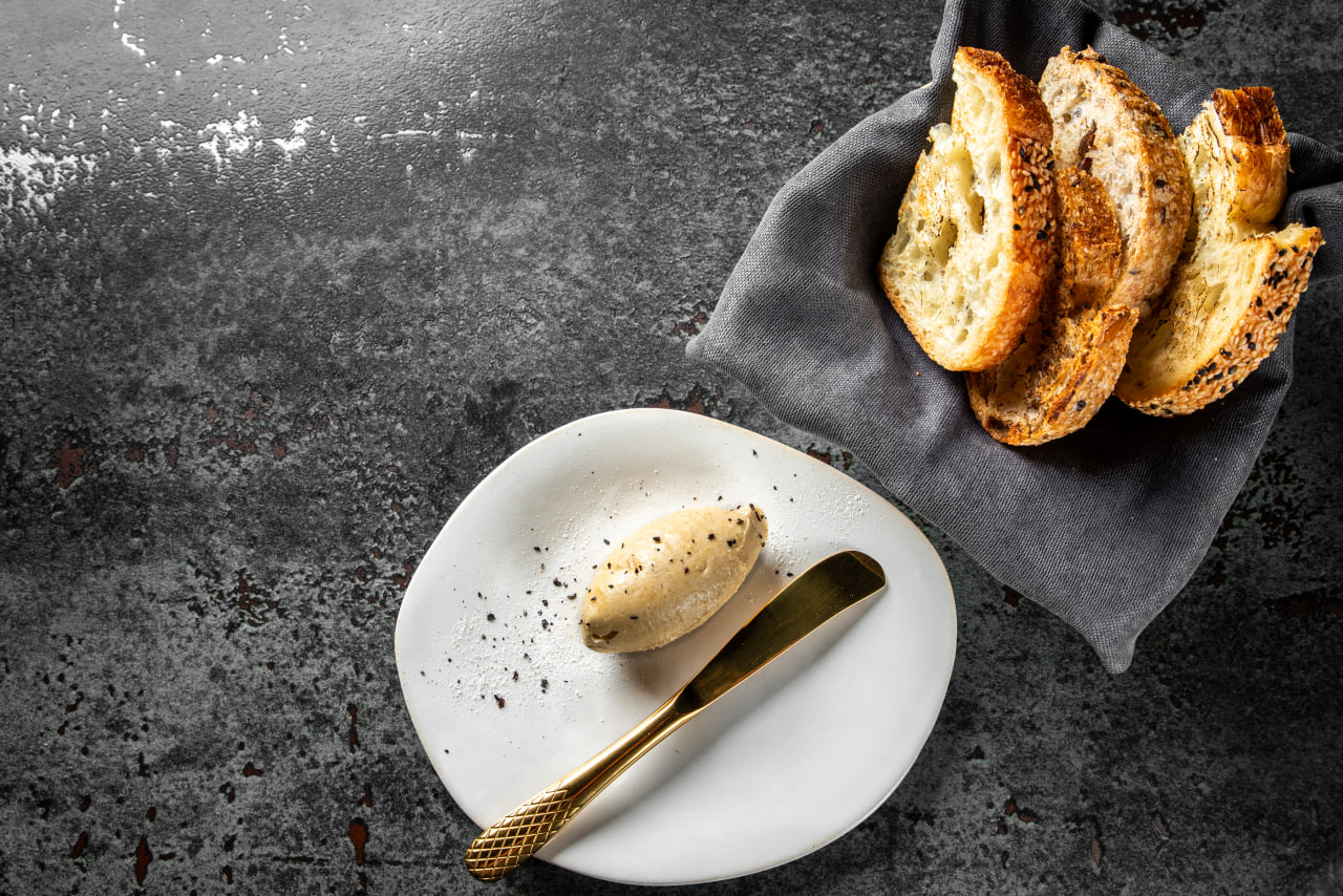 Kraft bread with miso butter and smoked salt<br>140 g.