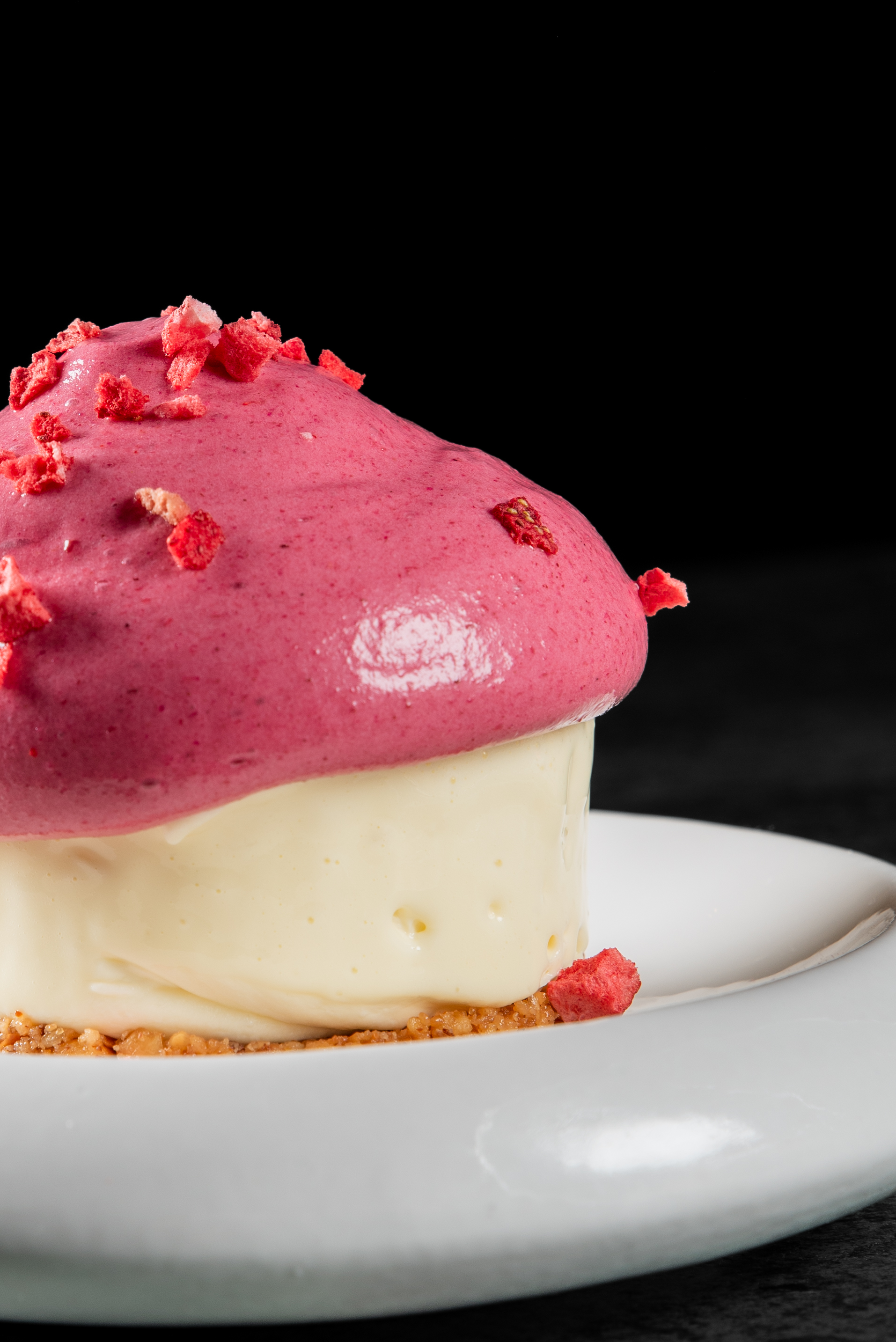 Cheesecake with white chocolate and red currant foam<br>180 g.