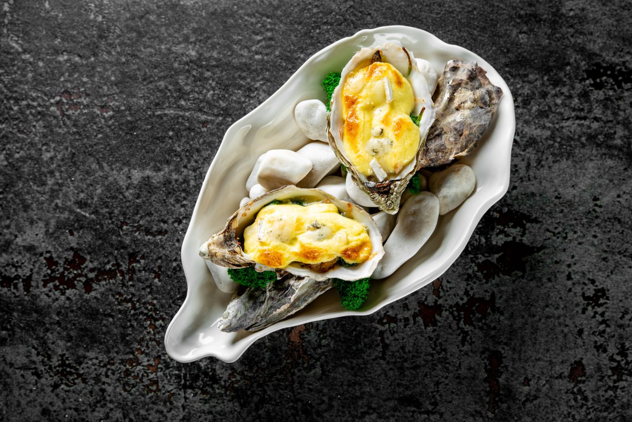 Baked oysters with hollandaise sauce, spinach and cheese<br>120 g.