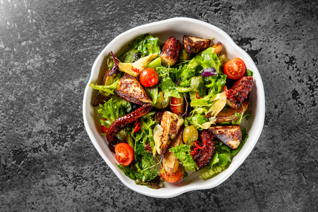Salad with octopus, halloumi cheese, artichokes, sun-dried tomatoes and pesto <span color-type="color" style="color: #f00808;">new</span><br>380 g.