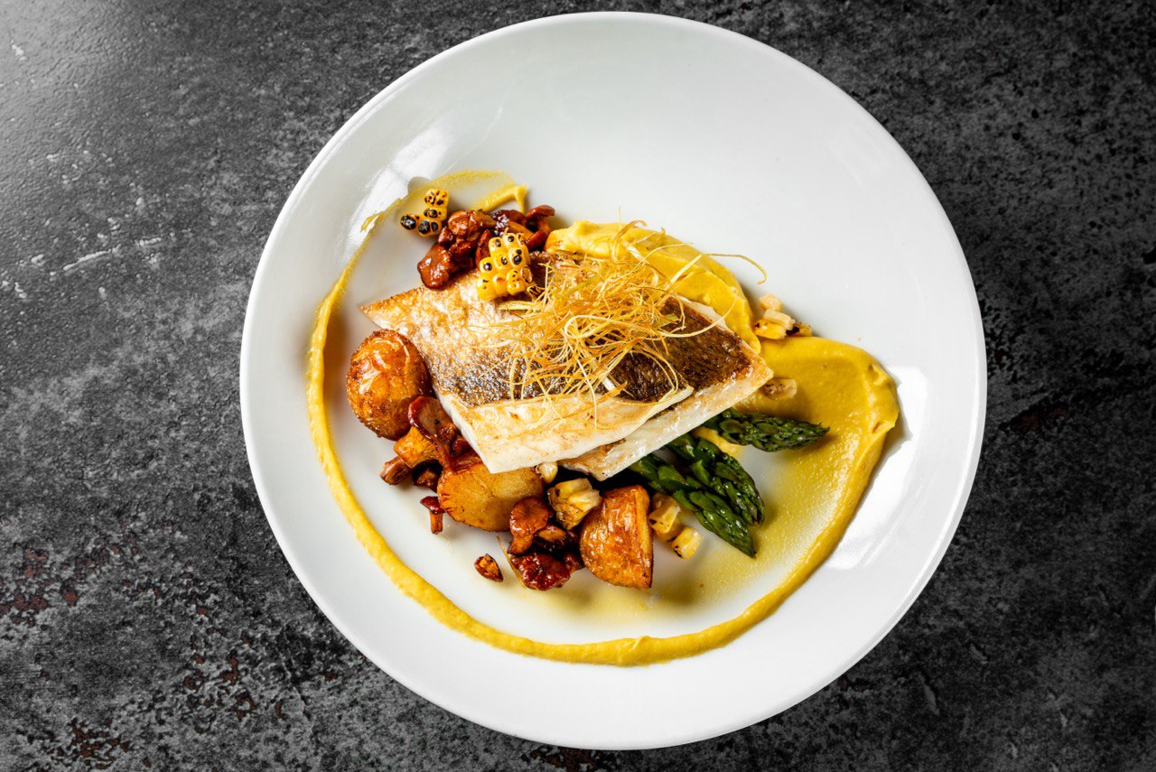 Seabass fillet with fried chanterelles, new potatoes, asparagus and corn  <span color-type="color" style="color: #cf2323;">new</span><br>360 g.