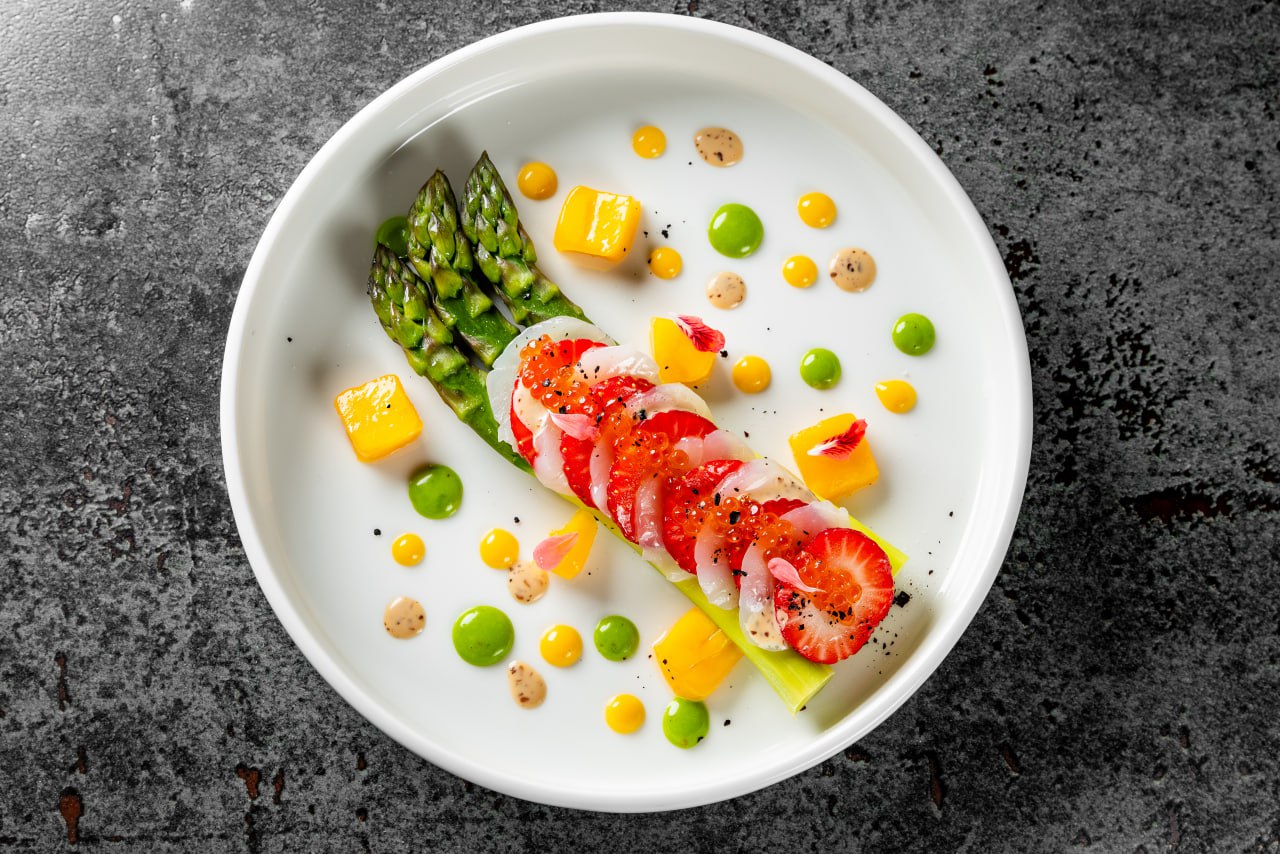 Scallop crudo with asparagus, strawberries and mango new <span color-type="color" style="color: #ff0000;">new</span><br>200 g.