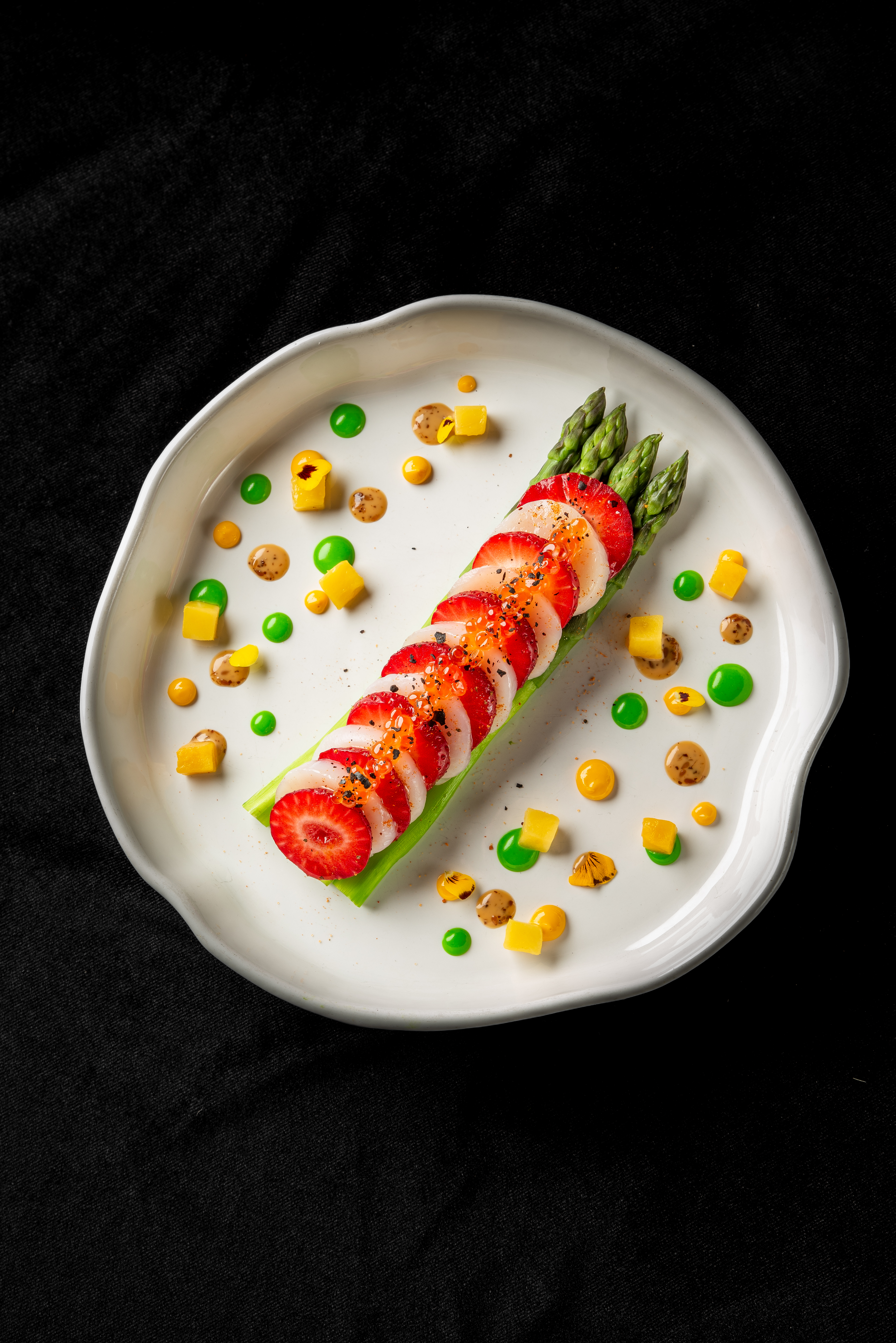 Крудо из морского гребешка со спаржой, клубникой и манго <span color-type="color" style="color: #ff0000;">new</span><br>200 гр.