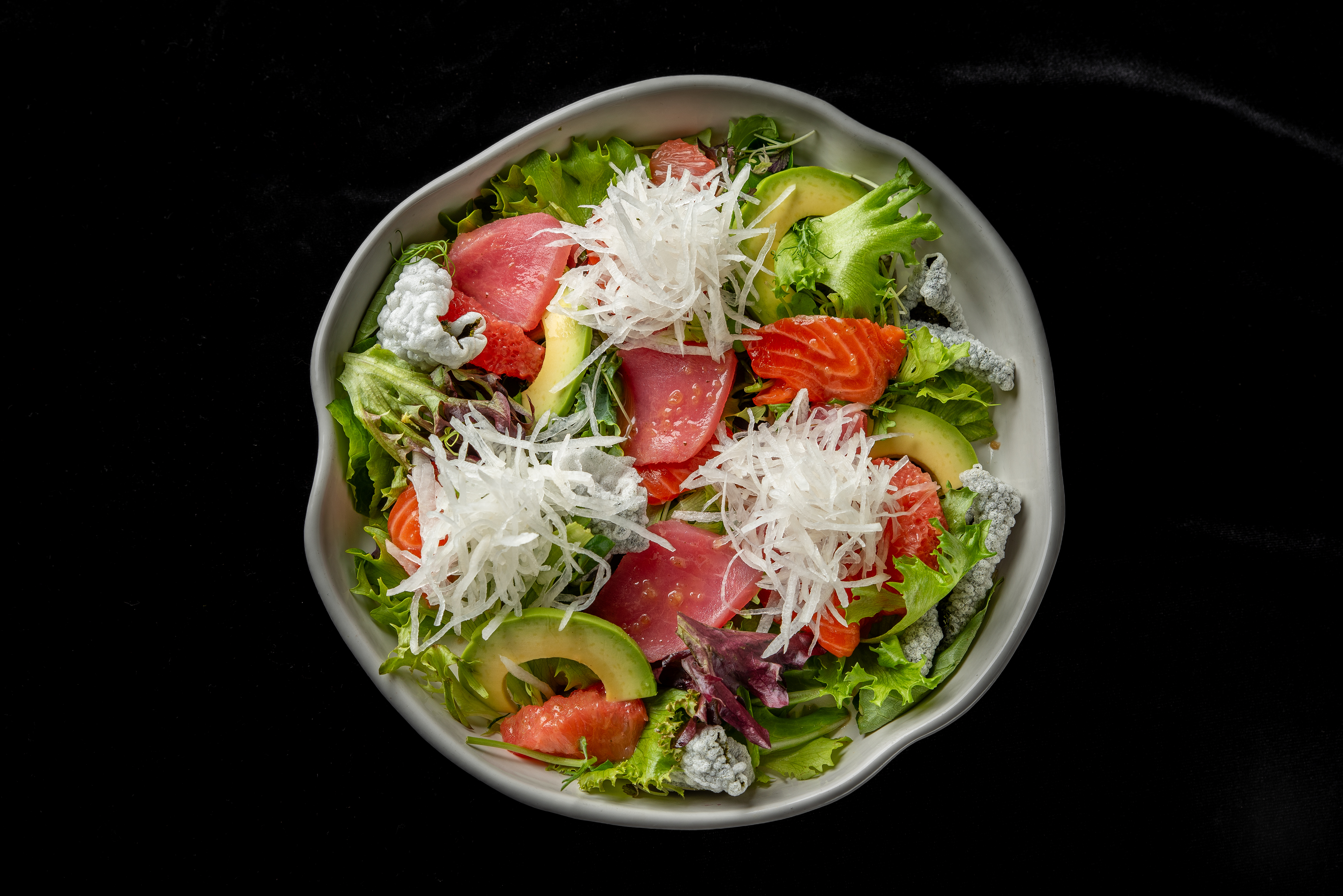 Sashimi salad with salmon, tuna, avocado, grapefruit fillet and seaweed<br>250 g.