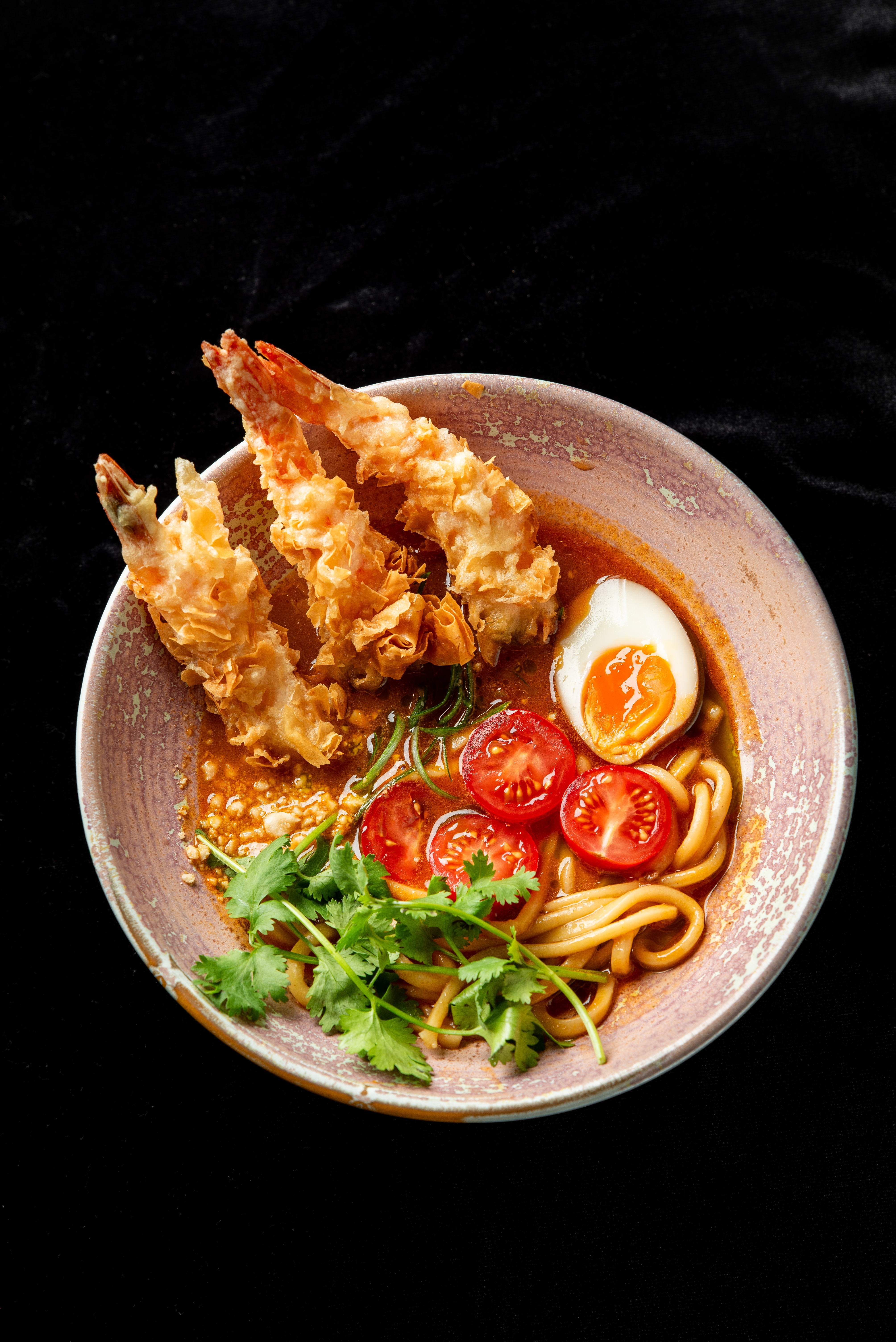 Ramen curry with tempura shrimp, beef and tomatoes<br>390 g.