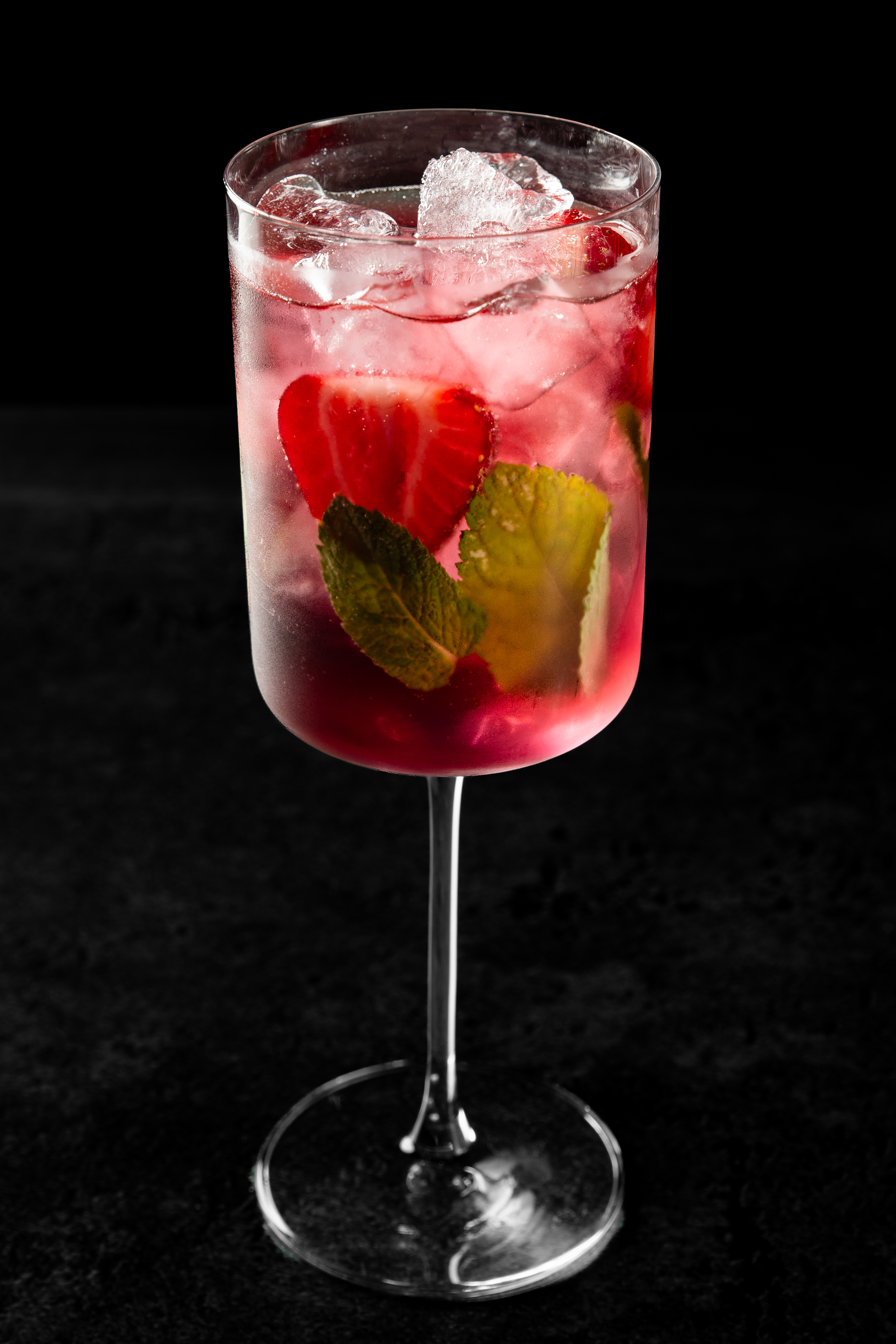 <span style="font-weight: 700;">Сurrant Spritz</span><br>(Лесная смородина, индийская корица и шалфей, игристое)