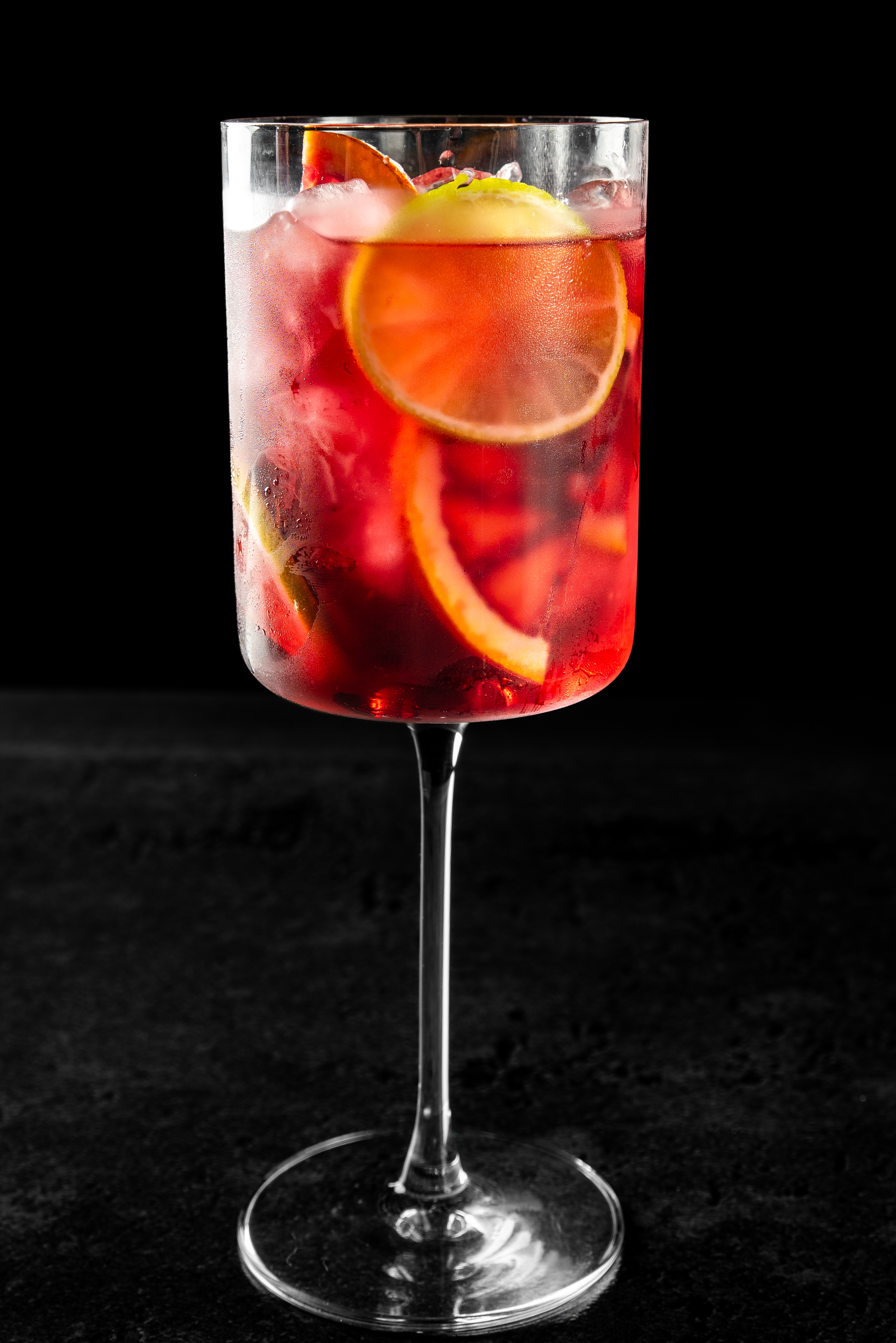 <span style="font-weight: 700;">Pomegranate Spritz</span><br>(Сок граната, черная смородина, игристое)
