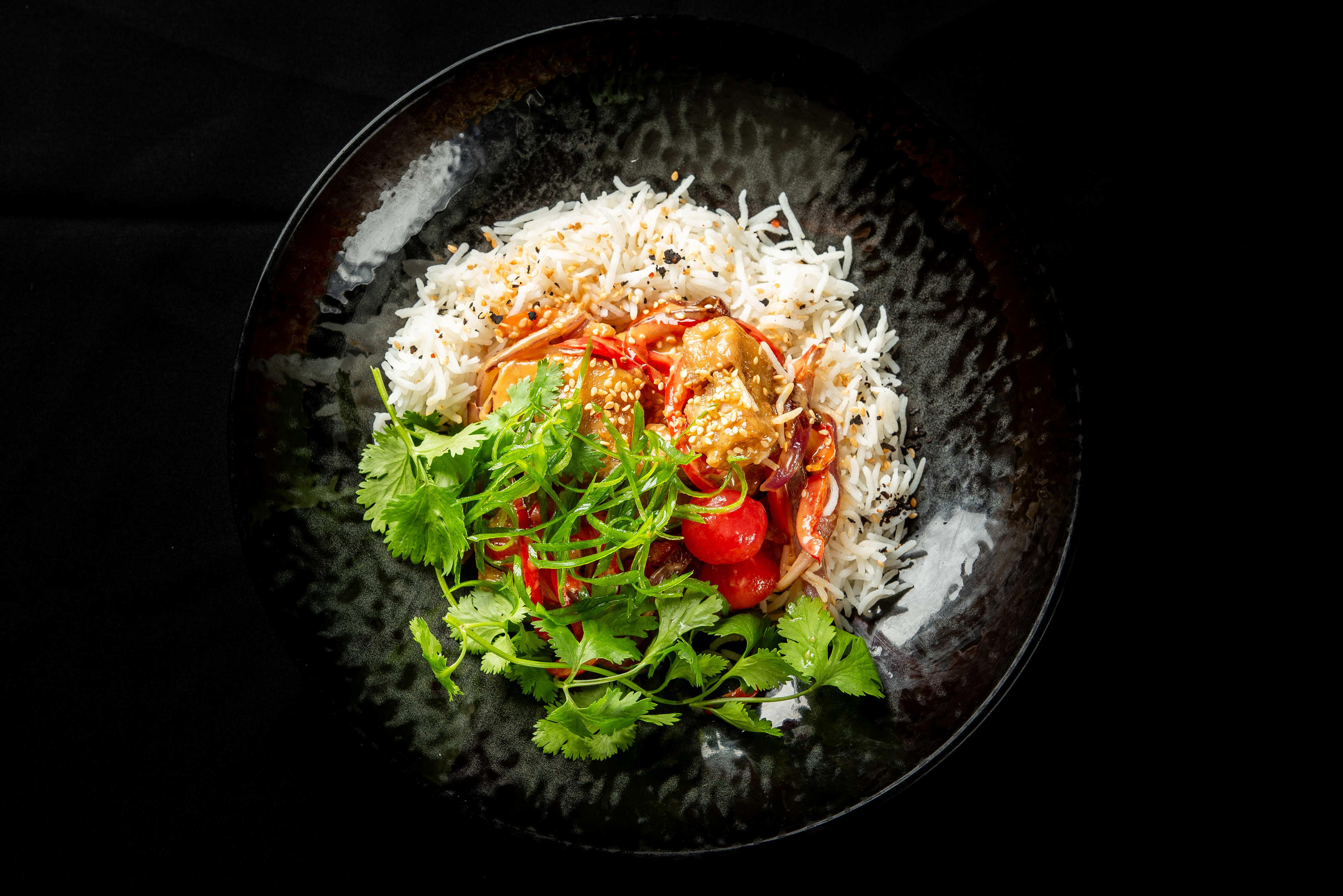 <span color-type="color" style="color:   #ffffff;">Цыпленок карри с рисом басмати, перцем, сладким луком и севиче томатами <span color-type="color" style="color: #56826d;">new</span><br>330 гр.</span>