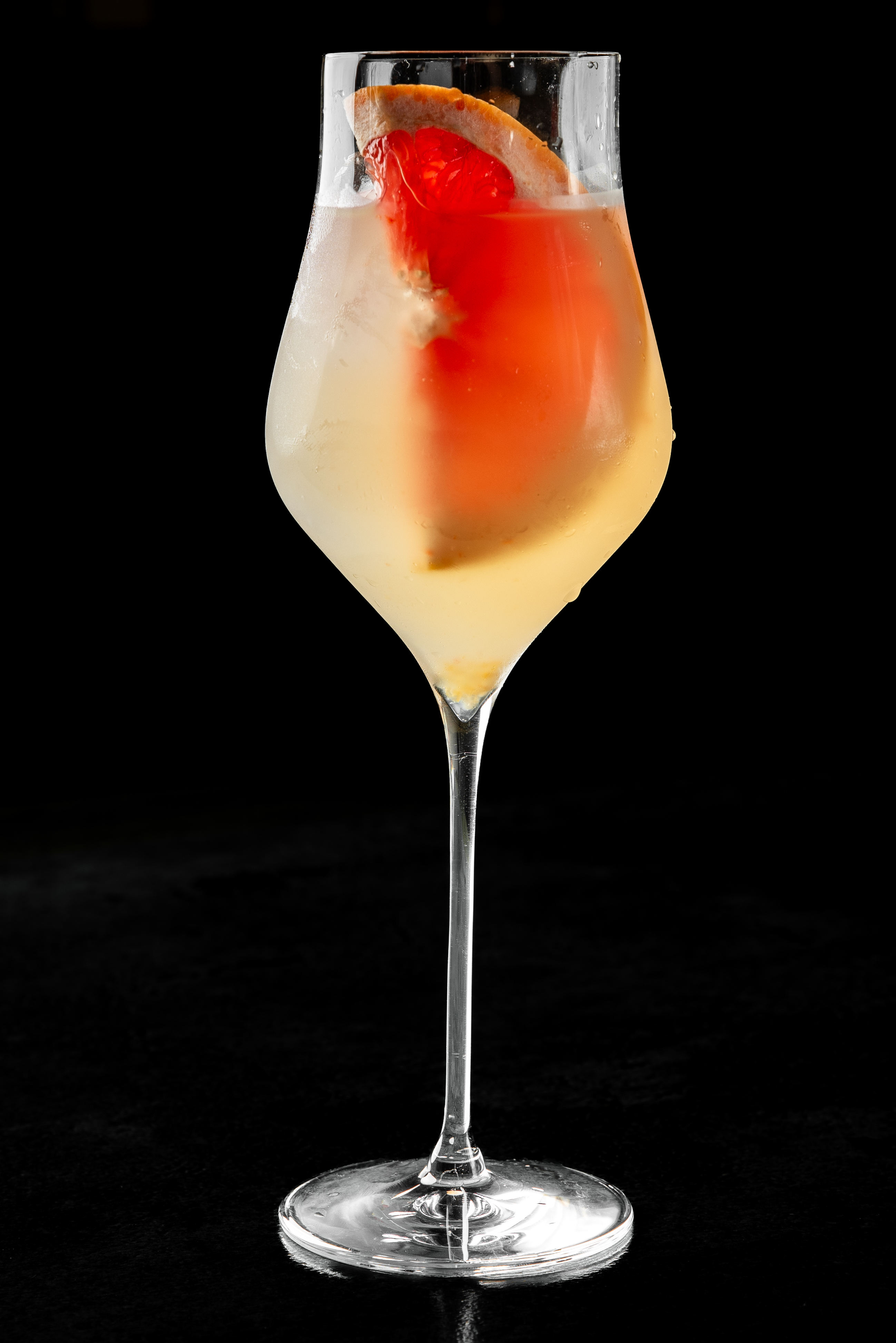 Gin tonic Yuzu<br>(Bombay Sapphire, юдзу, грейфрут, перец чили)<br>