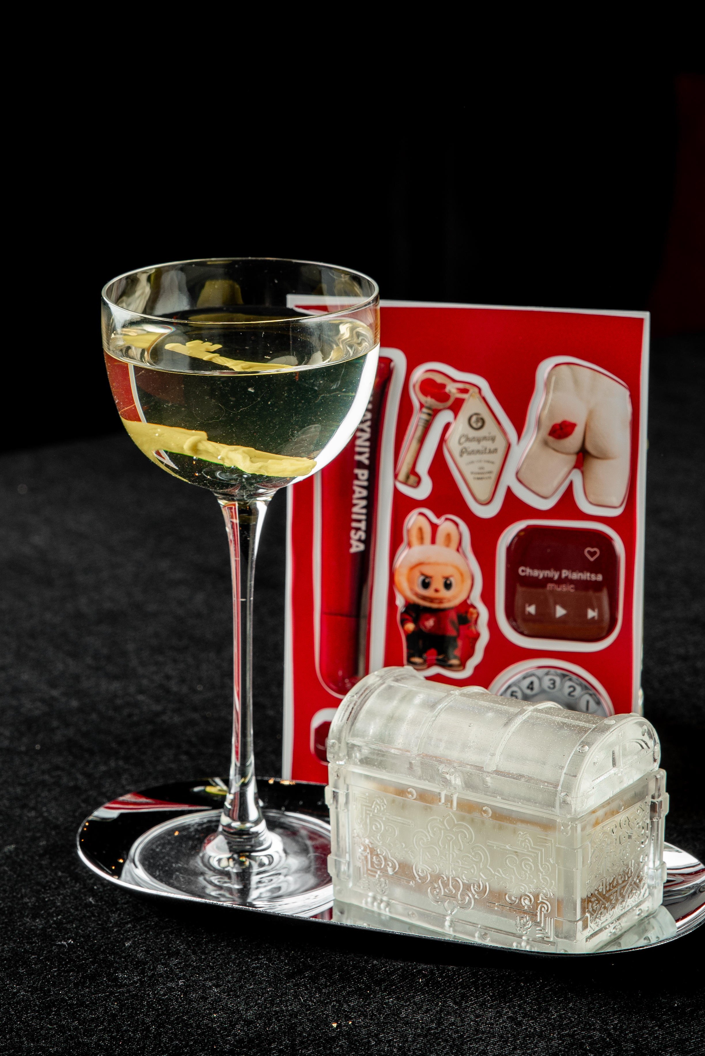 <span style="font-weight: 700;">Golden key</span><br>(A signature cocktail, created by our team of bartenders, that will immerse you in the familiar taste of childhood. When you order it, you'll receive a limited collection of sticker packs from our restaurant as a gift)<br>