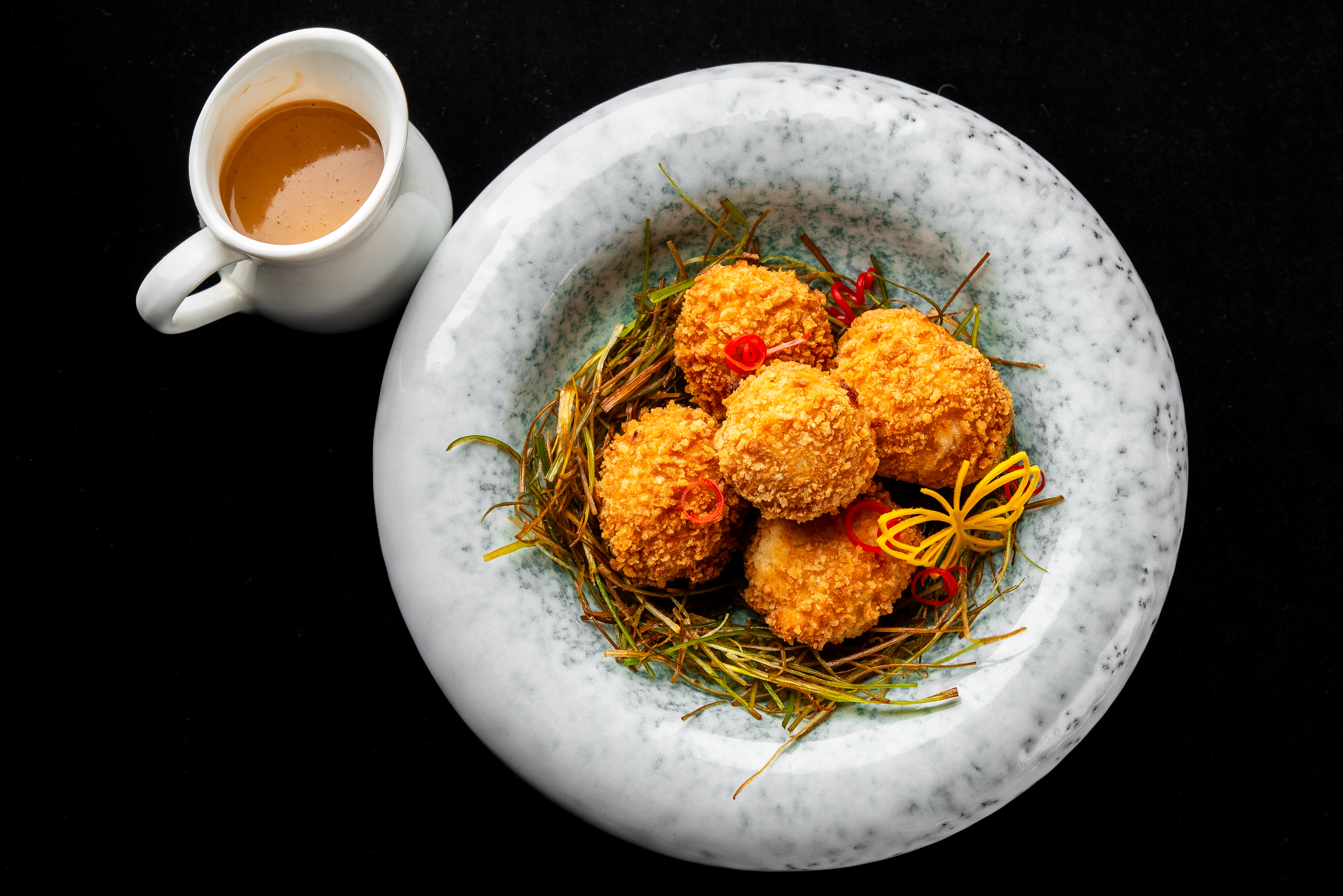 Крокеты с креветкой и лососем с соусом биск <br>