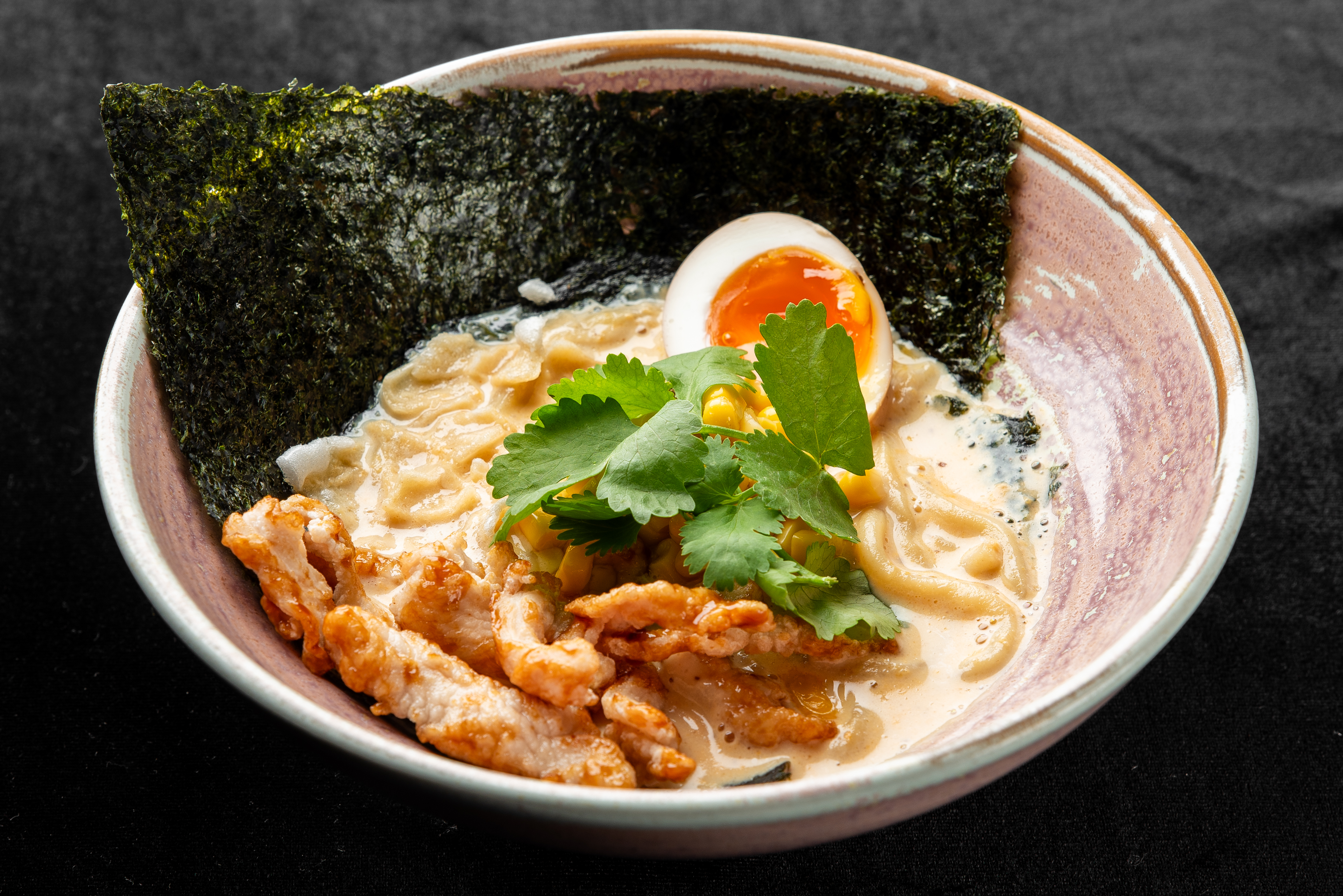 <span color-type="color" style="color:   #ffffff;">Сырный рамен с цыпленком, креветочными чипсами, кукурузой и маринованным яйцом&nbsp;<span color-type="color" style="color: #3cab73;">new</span><br></span>