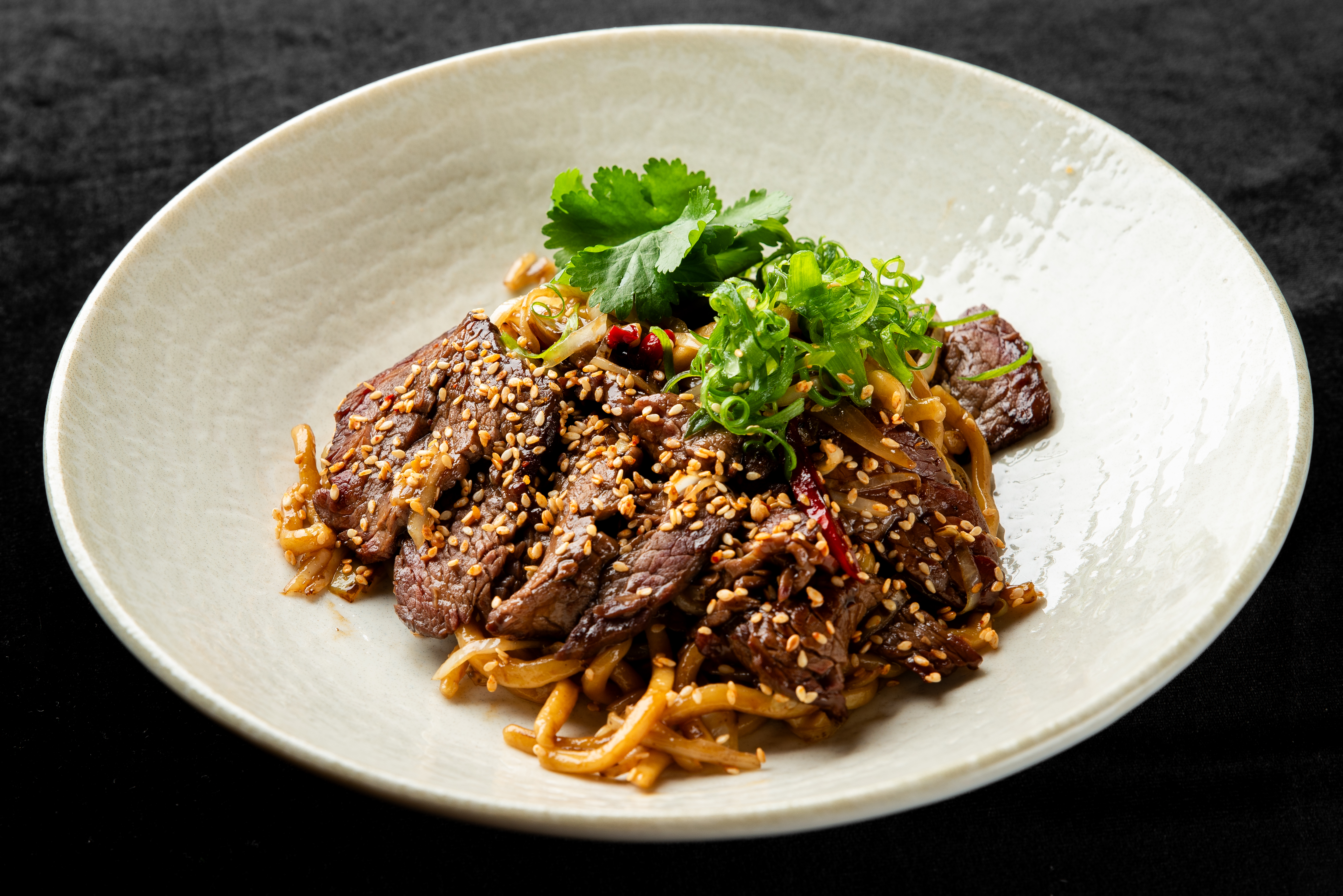 Домашняя лапша удон с говядиной, капустой, ароматикой и соусом Пад тай 