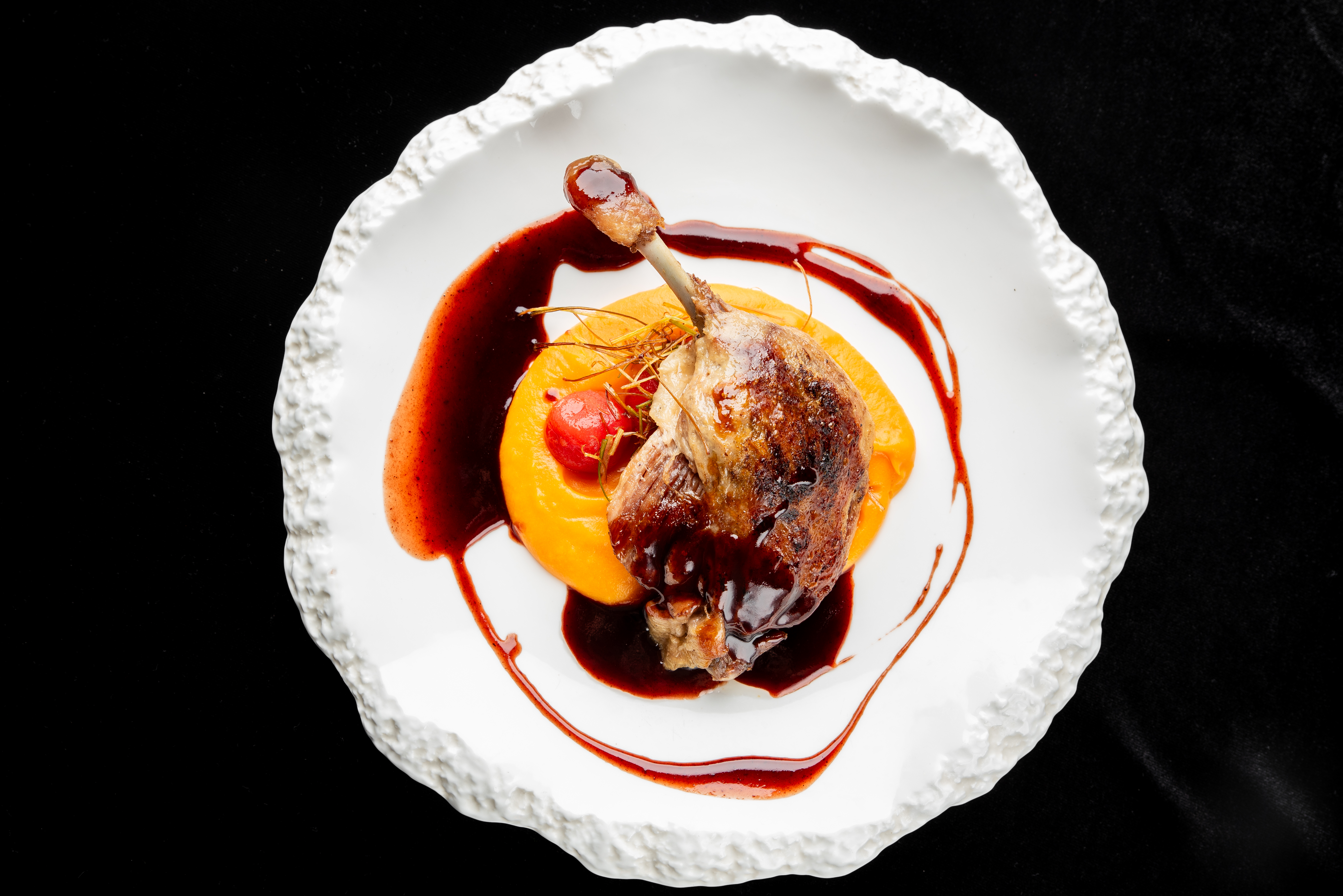 Утиная ножка конфи с пюре из батата и томатами кимчи 