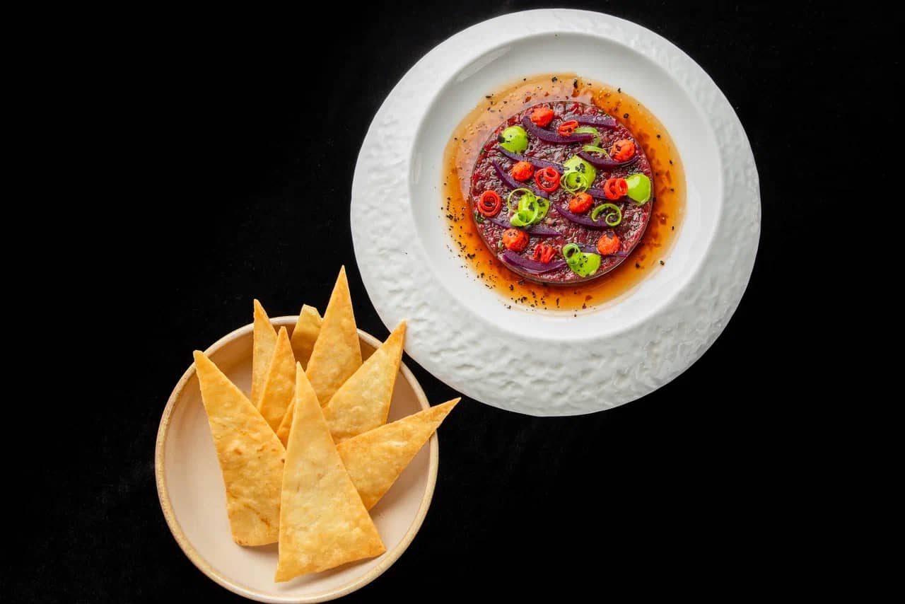 <span color-type="color" style="color:    #ffffff;">Тартар из говядины с копченой паприкой</span><span color-type="color" style="color:    #ffffff;"><br></span>