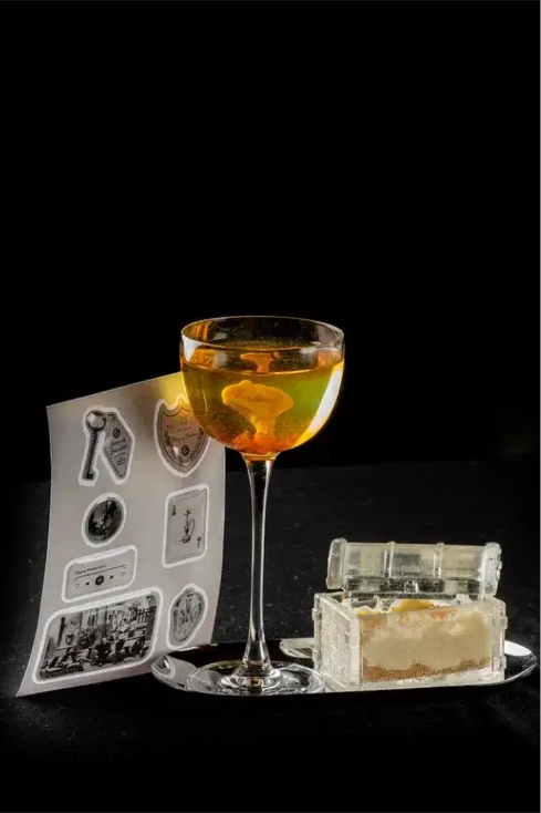 <span style="font-weight: 700;">Golden key</span><br>(Авторский коктейль, придуманный нашей командой барменов, который окунет вас в знакомый вкус детства. Фирменный стикер пак в подарок при заказе коктейля)