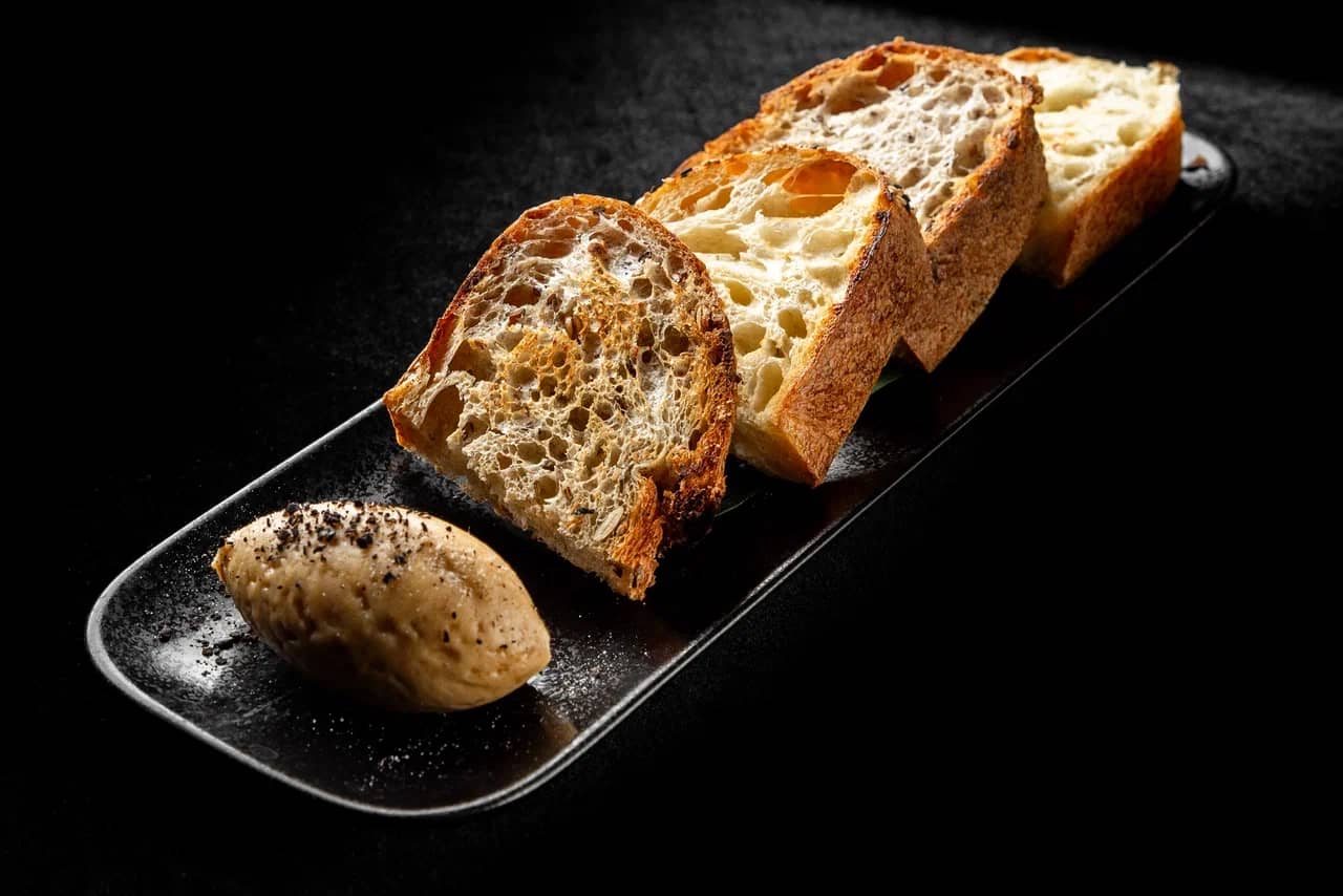 <span color-type="color" style="color:   #ffffff;">Крафтовый хлеб с мисо маслом и копченой солью<br></span>