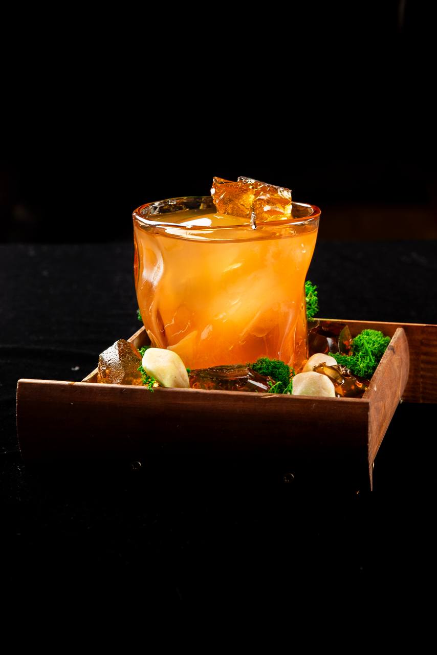 <strong>Amber Spirit</strong><br>Лiдскае  Янтарнае, текила, абсент orang, пюре юдзу, сок грейпфрут, битер<br>