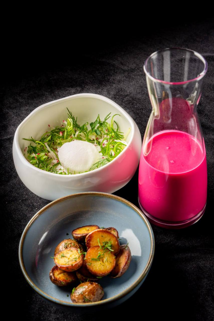 Холодник с лемонграссом, свежими овощами, жареным картофелем и яйцом пашот<br>