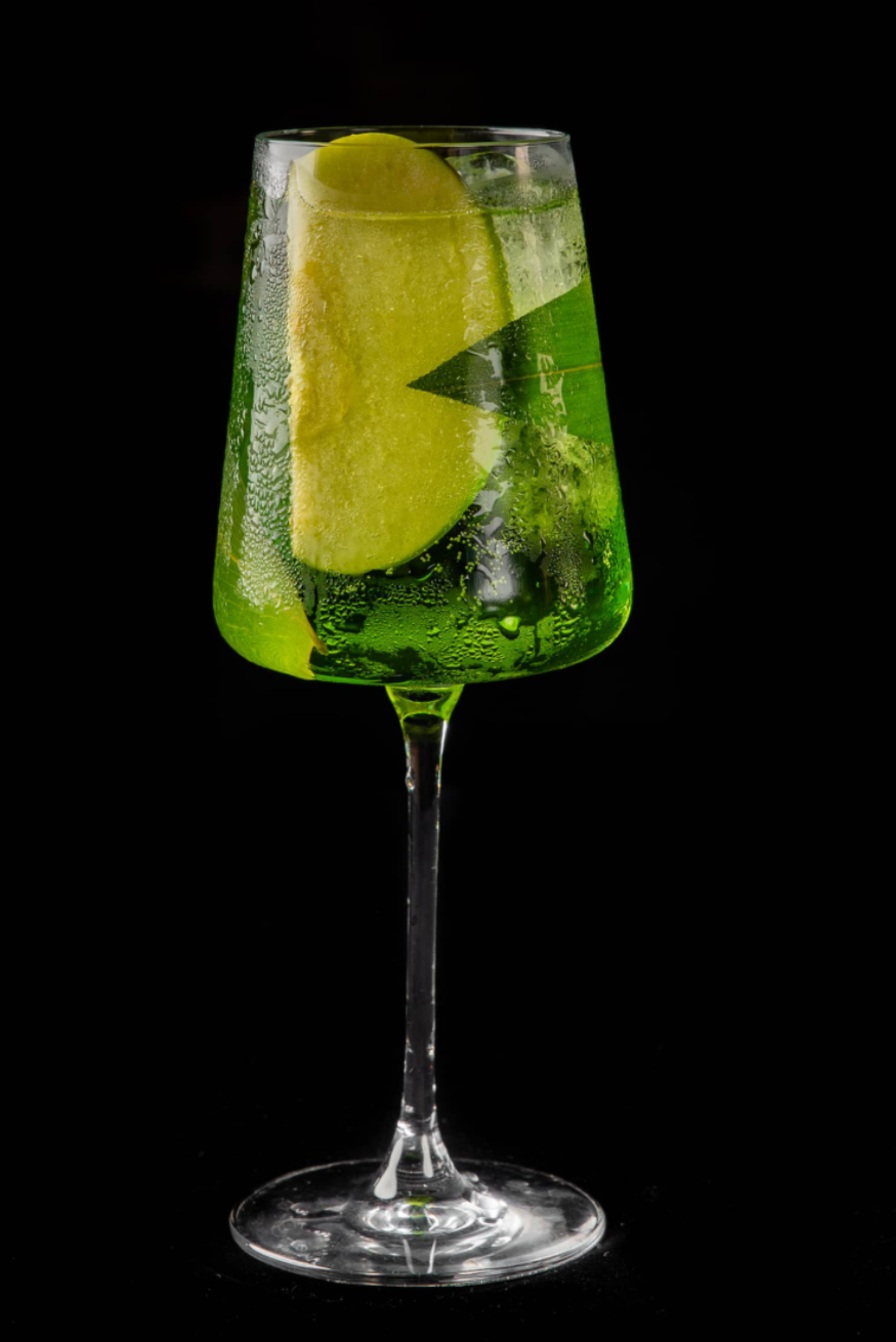 <span style="font-weight: 700">Apple Strudel Spritz</span><br><span style="font-weight: 700">(Ликер зеленое яблоко, корица, игристое)</span><br>