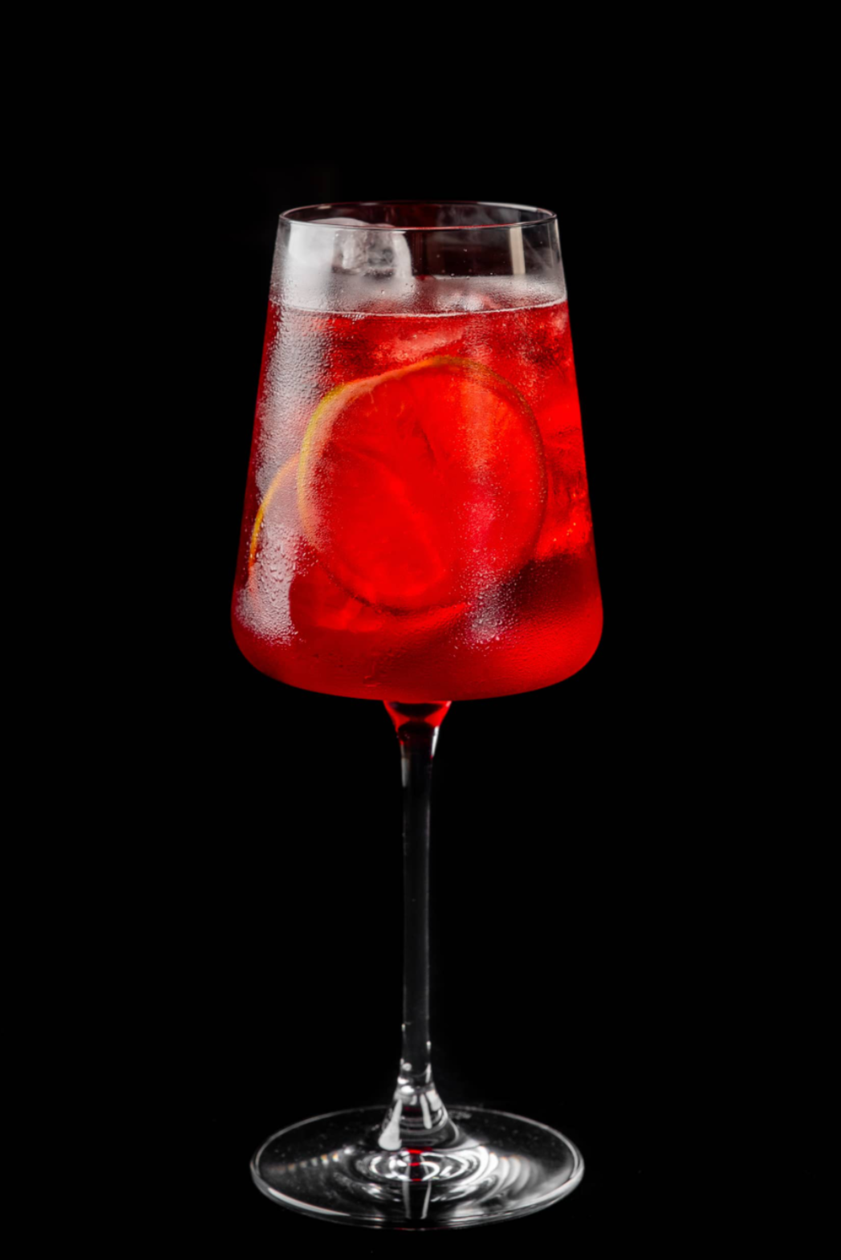 <span style="font-weight: 700">Strawberries Spritz</span><br><strong>(Итальянский&nbsp;апельсиновый аперитив,&nbsp;</strong><strong>земляника,&nbsp;</strong><strong>игристое)</strong><br>