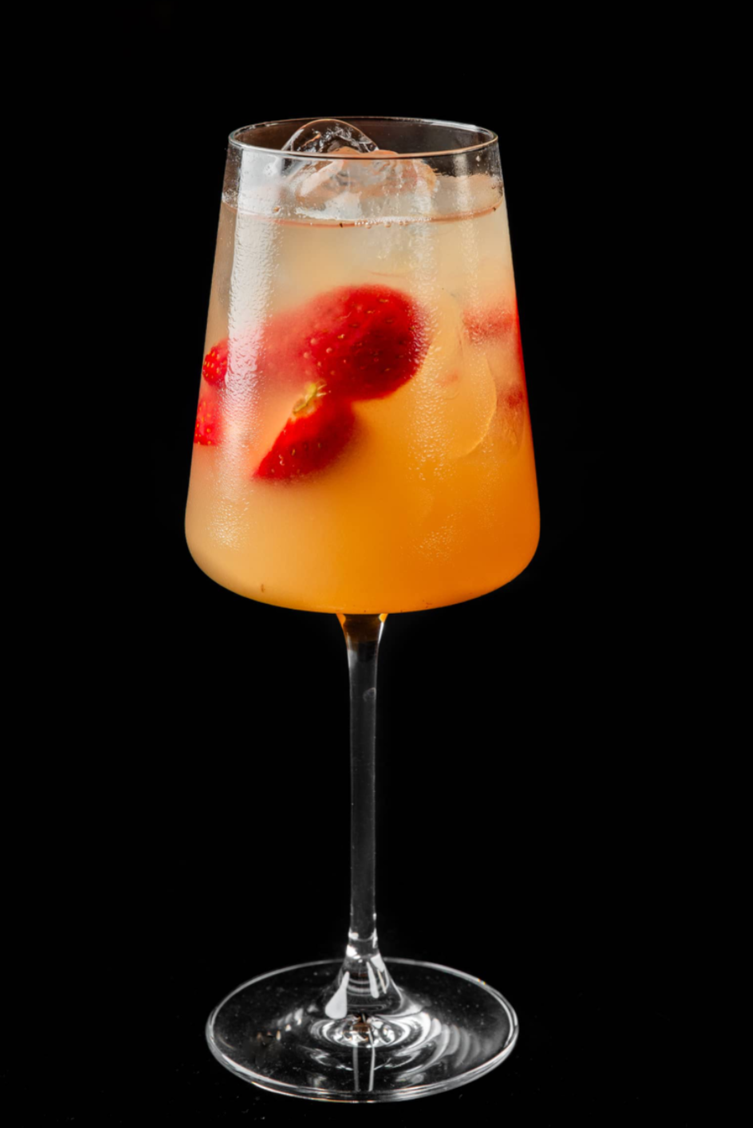 <span style="font-weight: 700">Lychee Spritz<br>(Личи, ананас, свежая клубника, игристое)</span><br>